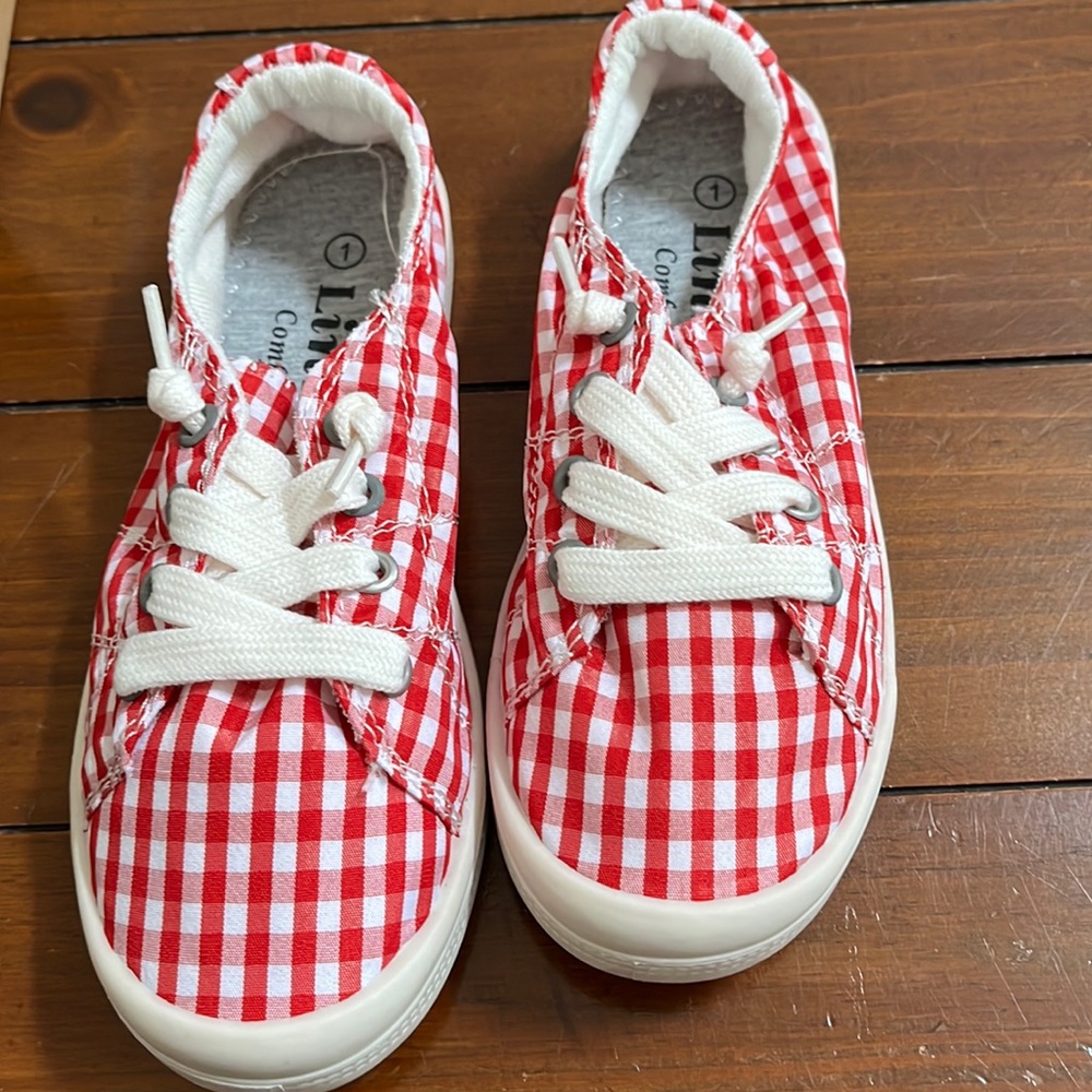 Girl’s tennis shoes